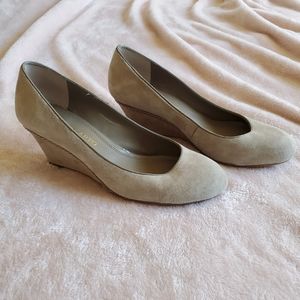 Franco Sarto Taupe Suede Wedge Pump EUC Size 9